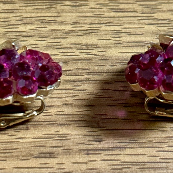 Trifari • Briolette Fuschia •Gold Tone • Purple • Rhinestone Flower • Earrings - Picture 11 of 14